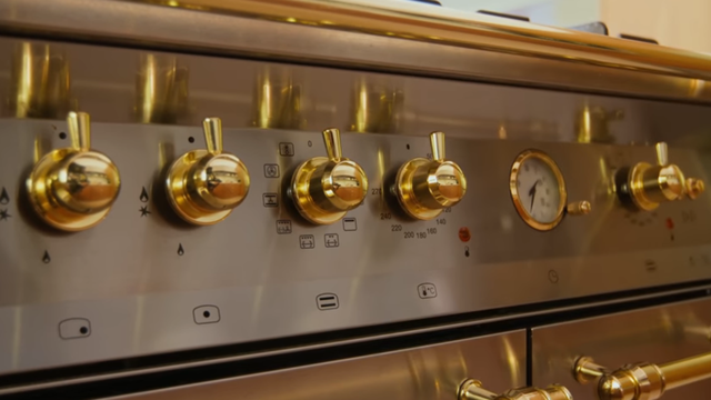 Os detalhes em dourado e inox dão um toque especial (Créditos: Casa Vogue/ reprodução YouTube)