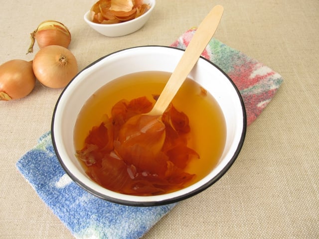 Poucas pessoas sabem, mas a minha avó me ensinou: ferver cascas de cebola tem um grande efeito na sua vida
