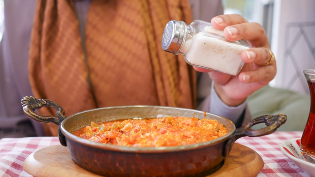 Todo mundo joga fora, mas esse ingrediente pode virar um tempero que deixa qualquer receita mais saborosa