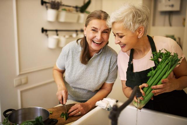 Se você tem mais de 60 anos, tome cuidado com o que come no jantar: nutri mostra o que evitar durante a refeição