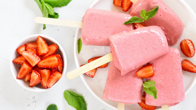 Aprenda a fazer um picolé light de morango que todo mundo vai amar (Créditos: Shutterstock)