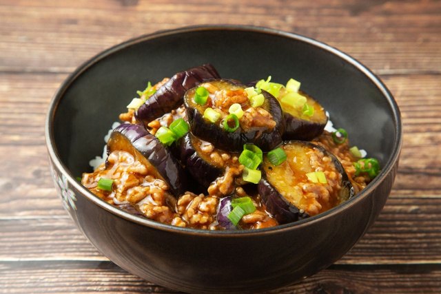 Berinjela empanada na airfryer com molho de missô: o jeito mais gostoso e fácil de preparar o vegetal