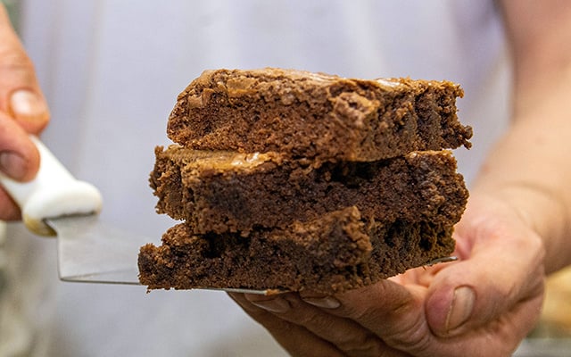 Murilo Fernandes, confeiteiro: "Essa receita me salvou quando eu comecei na confeitaria. Foram meses testando, errando e ajustando até chegar no que eu chamo de brownie perfeito"