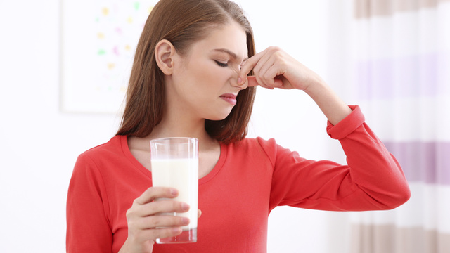 Como saber se o leite azedou? Nutricionista dá conselho CERTEIRO!