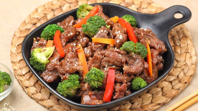 Receita da carne com vegetais pode ser adaptada com os ingredientes que tiver na geladeira (Créditos: Shutterstock)