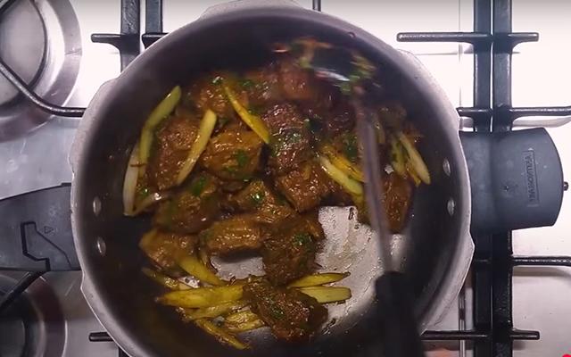 Amava quando a minha mãe fazia essa carne de panela e finalmente encontrei a receita, comi chorando!