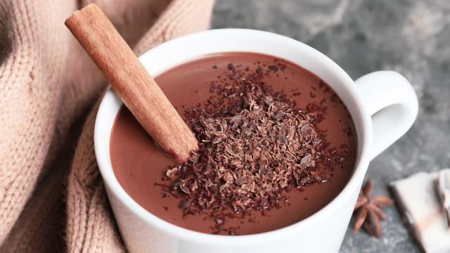 A única receita que me tira da cama em dia de chuva é esse chocolate quente com café muito cremoso e superfácil!