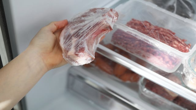 Manter a peça bem fechada no saco preserva os líquidos que garantem a suculência. (Foto: Shutterstock)