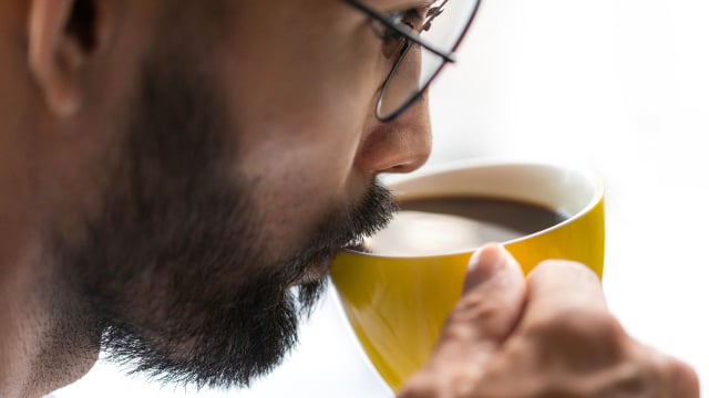 Beber café todos os dias ou não beber café de jeito nenhum: quem se mantém mais saudável na velhice?