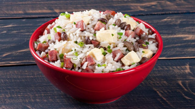 O baião de dois transforma o almoço em um verdadeiro banquete cheio de fartura (Créditos: TudoGostoso)