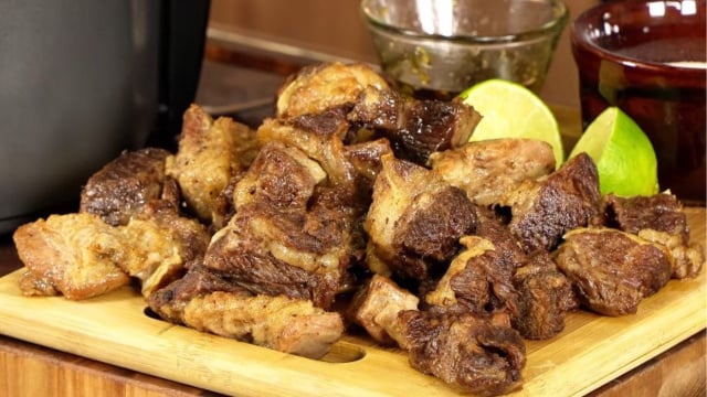 Pare de fazer a costela bovina inteira: fazer em cubos na airfryer é muito mais fácil, fica suculenta e cheia de sabor