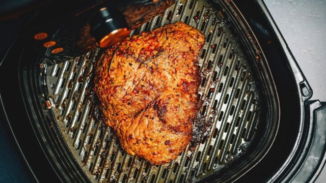 A carne fica muito suculenta. (Créditos: Shutterstock)