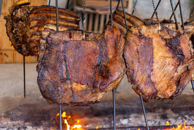 Churrasco fogo de chão. (créditos: Shutterstock)