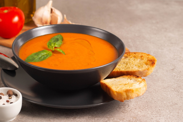 Frente fria à vista: sopa de tomate nutritiva é a escolha perfeita para se aquecer com muito sabor