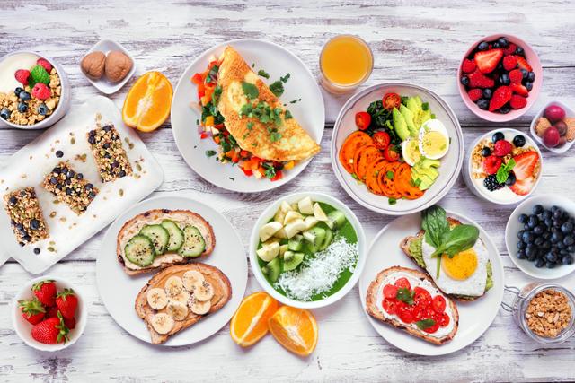 Os especialistas concordam: aqui está o que você deve comer no café da manhã para manter o peso e se alimentar de forma saudável