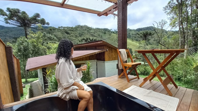 A jacuzzi localizada na área externa de uma das acomodações é um dos destaques da pousada (Foto de acervo/TudoGostoso)