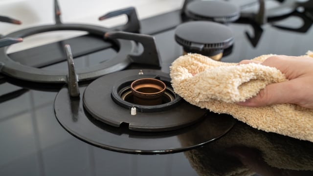 Poucos minutos de faxina certa evitam gasto extra de gás e retrabalho na cozinha. (Foto: Shutterstock)