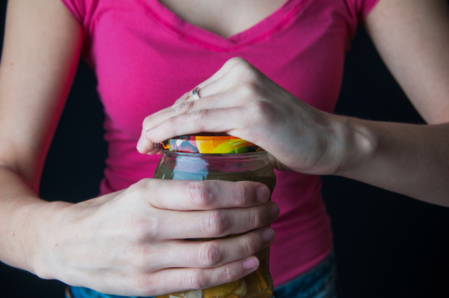 “Não é força, é jeito”, depois que aprendi esse truque para abrir potes de conservas e geleias nunca mais passei sufoco