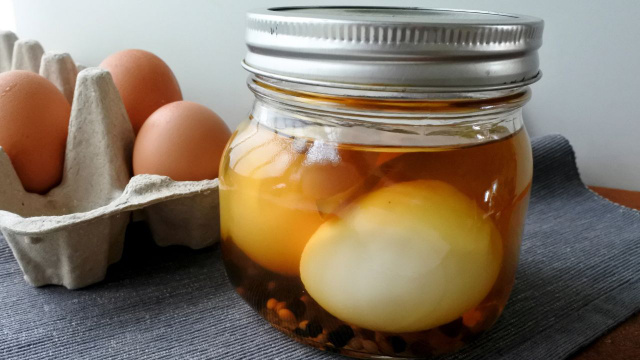 Nunca pensei que fosse gostar tanto de ovos em conserva, agora não fico sem esse petisco na geladeira!