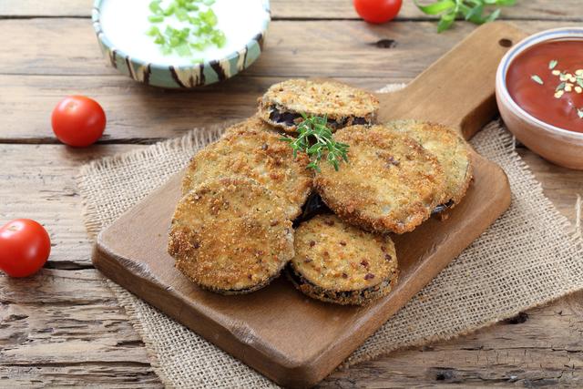 Crocante e saudável: inove o almoço das férias com uma deliciosa berinjela empanada na airfryer