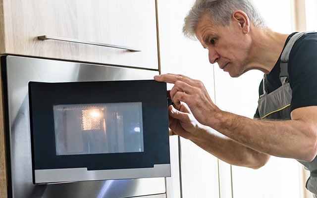 O que significa quando o micro-ondas estala ou faz barulho alto? Entenda se é normal ou se tem risco de acidente