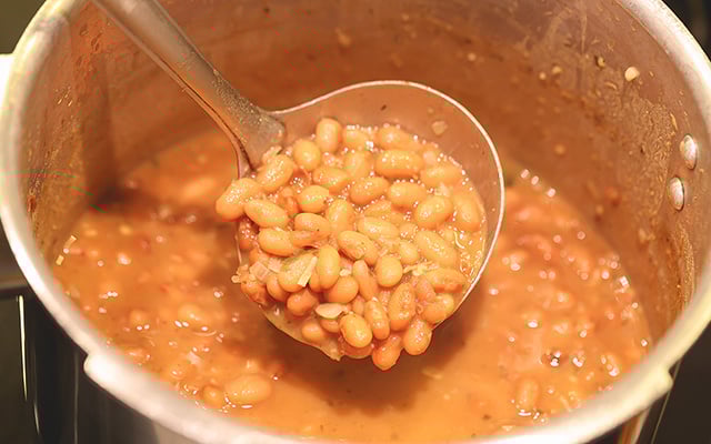 Dá para fazer feijão sem panela de pressão? Esse é o passo a passo para ter um bom resultado usando uma panela comum