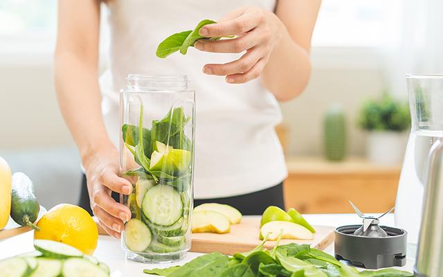 Suco com esse vegetal barato vale ouro: bebida com sabor neutro melhora a imunidade e o funcionamento do intestino, entre outros benefícios