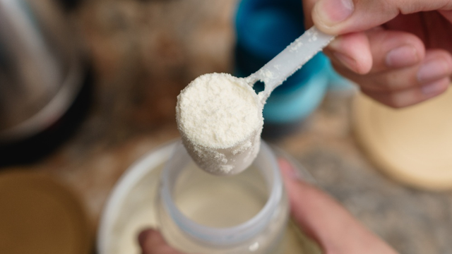 Alerta a pais de bebês: Anvisa retira lote de fórmula infantil por risco de contaminação; saiba qual