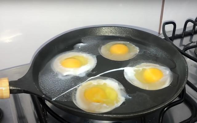Ovo frito na água é uma perfeição para o café da manhã ou jantar: método deixa os ovos bem cozidos e sem aquele aspecto de queimado