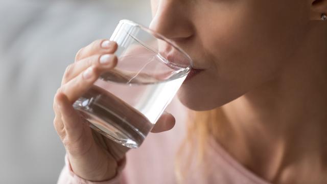Água mineral: 5 benefícios escondidos desta bebida que você provavelmente não conhecia
