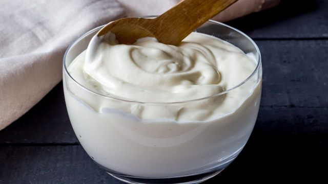 Antes de escolher entre iogurte grego e iogurte natural, leia atentamente. Qual é a opção mais saudável?