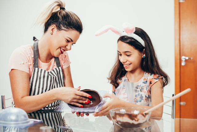 Fazer ovo de Páscoa caseiro é um bom programa com a família (Créditos: Shutterstock)