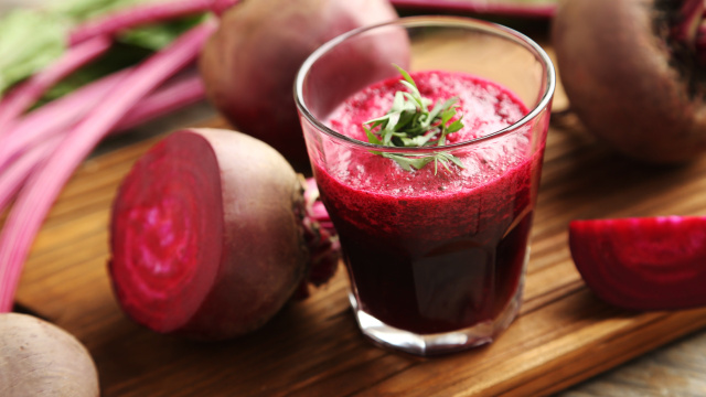 Beber suco de beterraba em jejum virou moda, mas bebida não é indicada para todo mundo