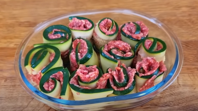 Rolinhos de abobrinha com carne moída organizados em um refratário. (créditos: Reprodução/Youtube Patrícia Leite)