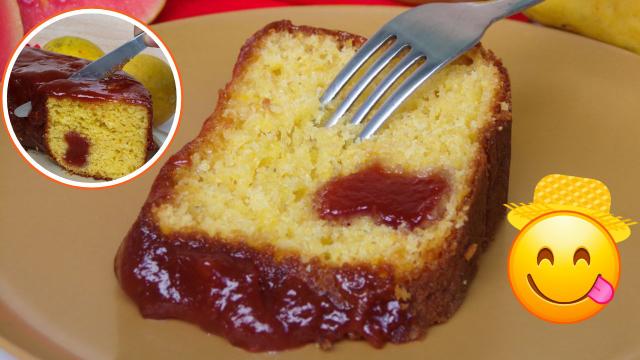 Minha avó come esse bolo de fubá com goiabada todas as tardes e não tem médico que tire esse docinho dela!