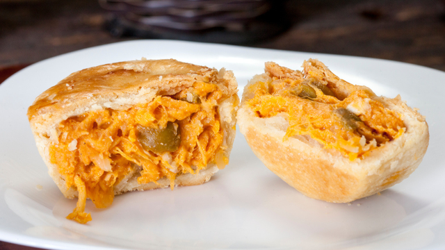 A melhor empada de frango tem recheio cremoso, poucos ingredientes e uma massa leve: receita digna de padaria