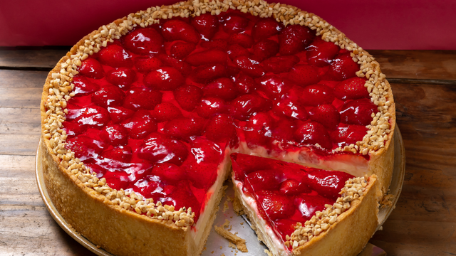 Aprendi como fazer essa torta de morango de padaria em casa e surpreendi todo mundo: é linda, gostosa e simples!