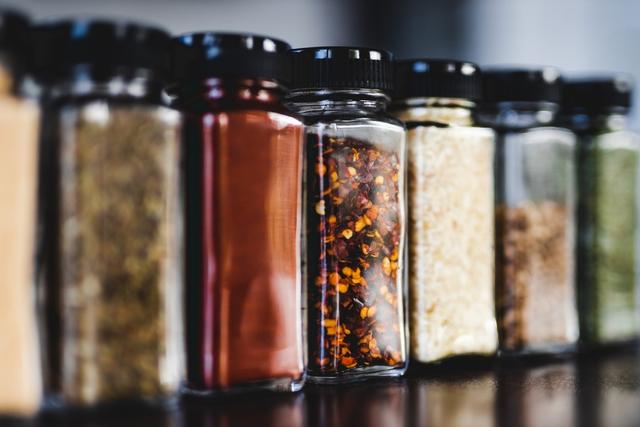 Truque simples de chef desentope pote de tempero que ficou ressecado ou úmido