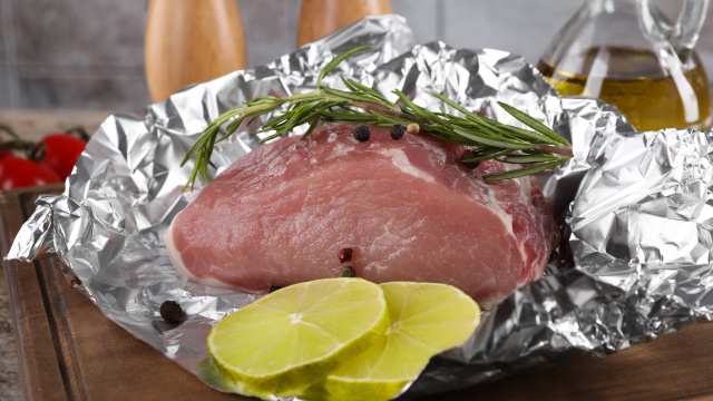 Quase ninguém sabe, mas esses são os alimentos que não devem ser feitos ou guardados em papel-alumínio e aqui está a explicação