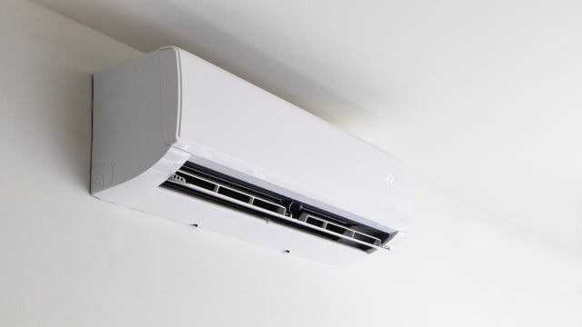 Na hora de limpar o quarto, a maioria das pessoas esquece desse local, mas é um dos que mais acumula poeira e sujeiras