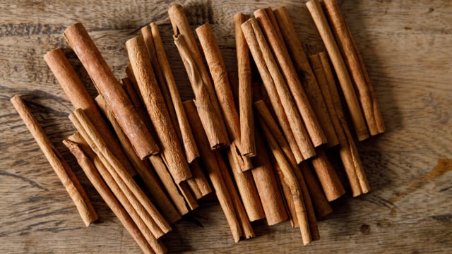 Carregar um pau de canela embrulhado em papel alumínio: para que serve e por que alguns o recomendam