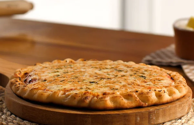 Pizza de pão de alho na frigideira FÁCIL: aprenda essa receita e garanta um lanche muito prático e saboroso