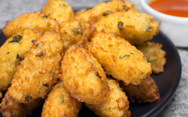 Bolinho de arroz igual ao da vovó: crocante por fora, macio por dentro e cheio de lembranças