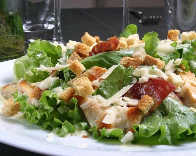 A salada Caesar é fácil de fazer e pode ser adaptada para usar a proteína que você tem na geladeira (Créditos: TudoGostoso)
