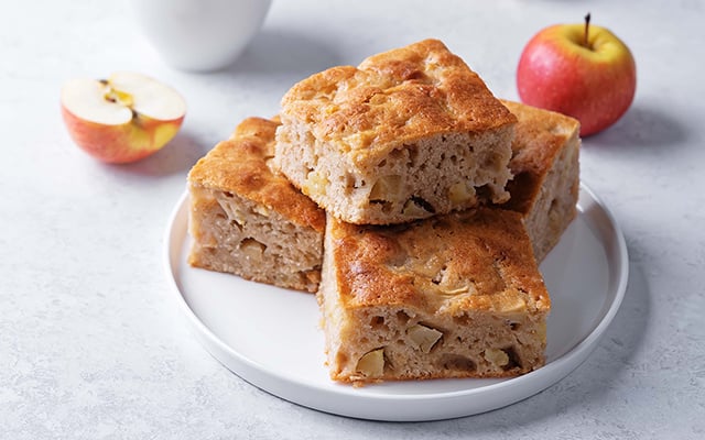Nem farinha, nem açúcar, nem glúten: bolo de maçã com 4 ingredientes surpreende pelo sabor e textura