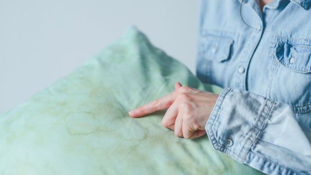 Manchas amarelas e marcas desagradáveis ​​na sua camisa ou fronha: estas dicas de limpeza do TudoGostoso funcionam