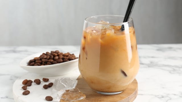 Café quente ou gelado! Cafeteira Oster 2 em 1 Iced Coffee está com o menor preço do ano