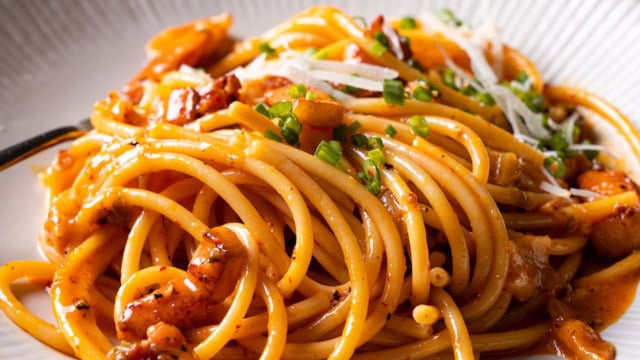Assim como a receita clássica, o kimchi carbonara não leva creme de leite, nem manteiga (Créditos: Reprodução/Marion's Kitchen)