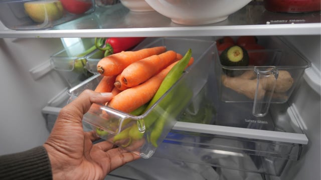 Aprendi com a minha avó um truque que faz a cenoura na geladeira durar muito mais, é bem simples e você só precisa disso!