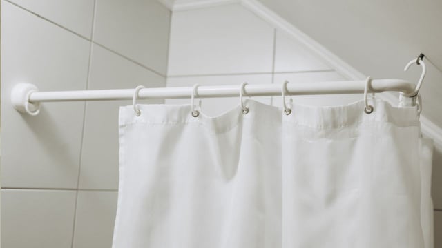 Cortina do banheiro sem mofo com passos simples (Créditos: Canva)